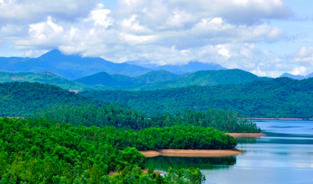 Không gian xanh mát của khu du lịch sinh thái Hồ Phú Ninh.