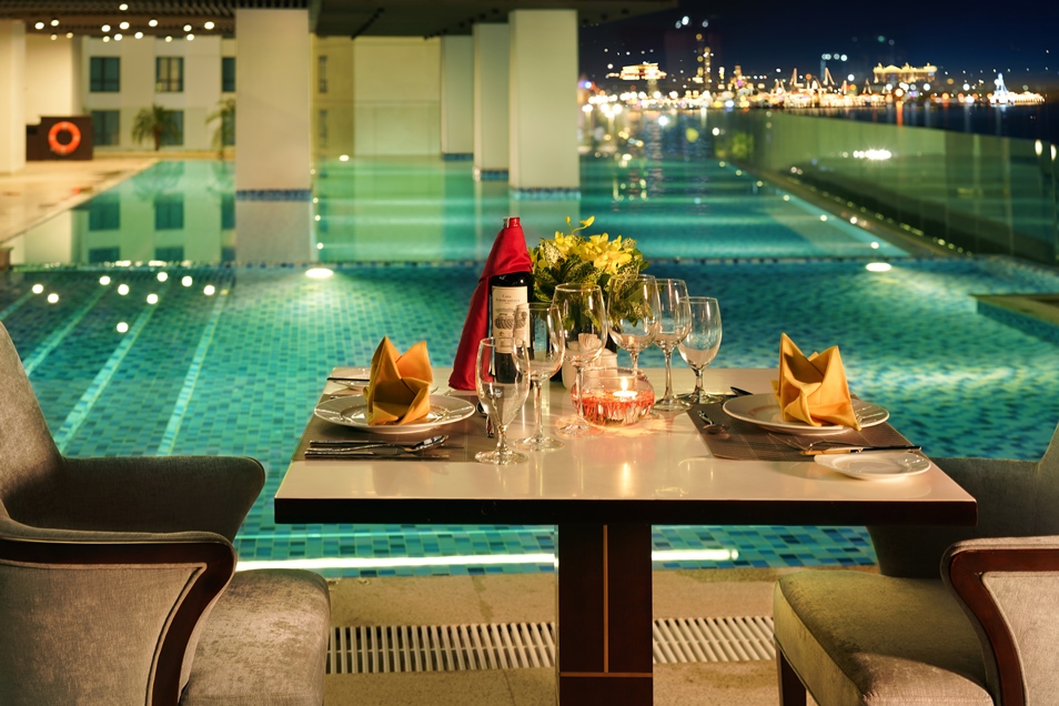 Bữa tối lãng mạn cạnh bể bơi nhìn ra khung cảnh Nha Trang về đêm lung linh huyền ảo.