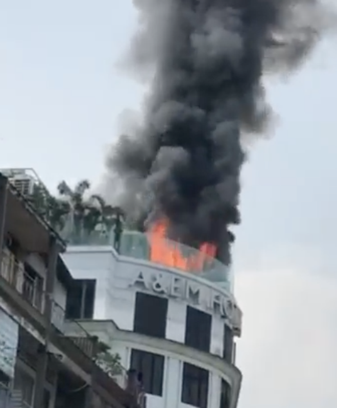 Ngọn lửa bùng cháy ở tầng thượng Khách sạn A&Em trên đường Thủ Khoa Huân, quận 1