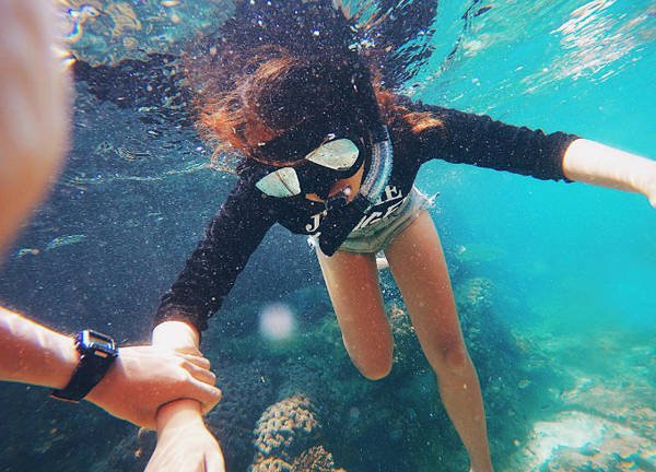 Hiện, đảo Gầm Ghì chưa có nhiều hoạt động vui chơi giải trí cho du khách. Bạn có thể thuê đồ để lặn ngắm san hô, câu cá, bắt nhum, tắm nắng…