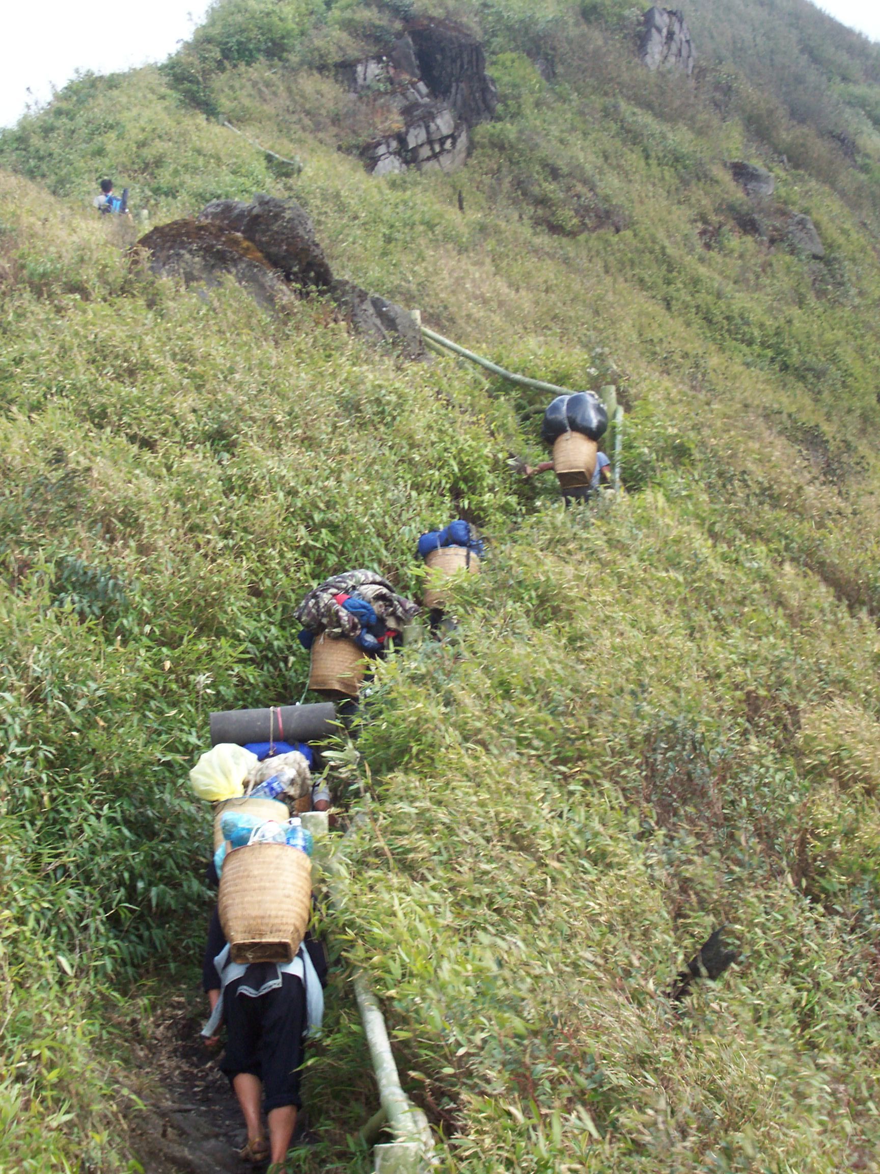 Đội quân người dân địa phương Sa Pa gùi đồ dùng và thức ăn phục vụ du khách leo núi Phan Xi Păng.