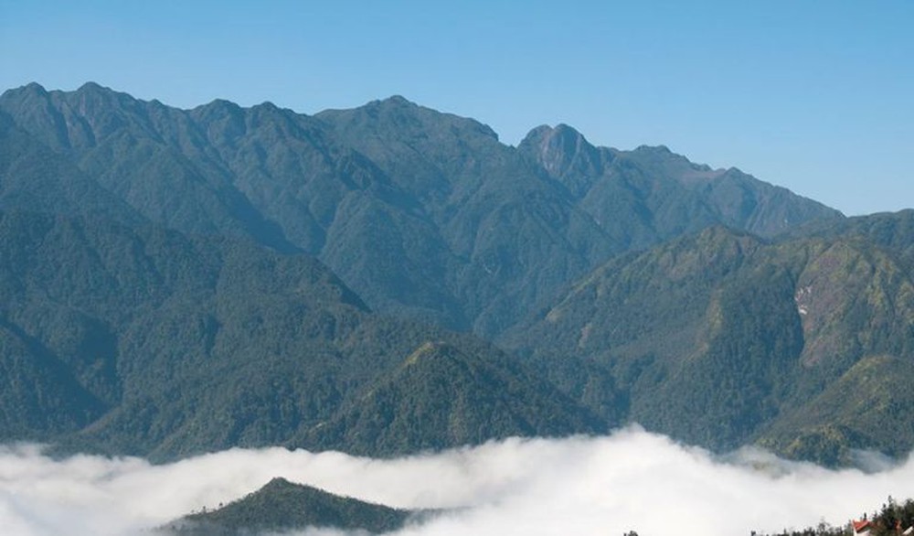 Đỉnh núi Phan Xi Păng cao nhất Việt Nam và Đông Dương nằm trên dãy Hoàng Liên Sơn hùng vỹ nhìn từ thị trấn du lịch Sa Pa.