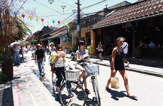 Khách du lịch quốc tế đến Việt Nam tăng mạnh trong những năm gần đây.