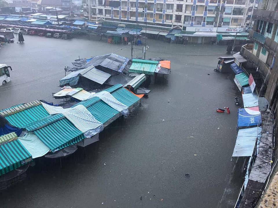 Khu vực chợ trong thành phố cũng bị ngập sâu