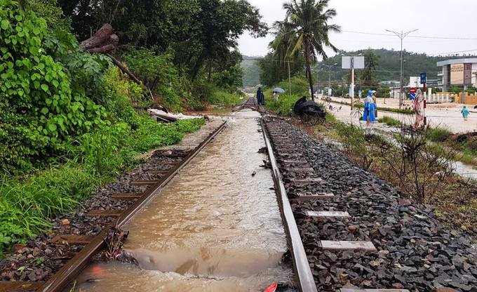 Tuyến đường sắt đoạn qua TP Nha Trang, huyện Cam Lâm cũng bị tê liệt do ngập sâu trong nước. Đoàn tàu khách SE7 chạy hướng Bắc - Nam phải dừng ở ga Lương Sơn, cách ga Nha Trang 12 km. Hiện tàu vẫn chưa thể chạy, 400 hành khách vẫn kẹt lại.