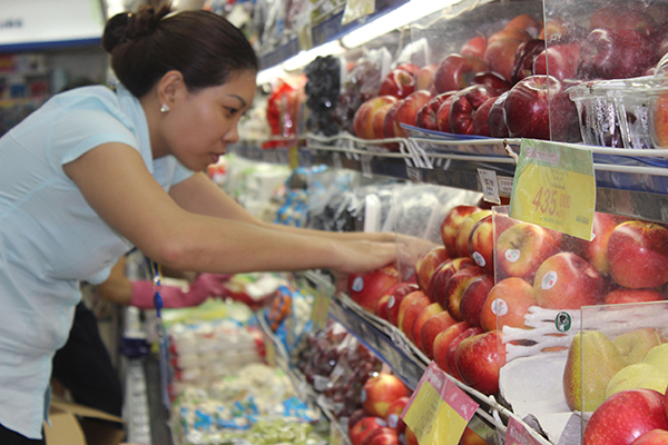 Ngày càng nhiều người dân chọn mua hàng hóa tại siêu thị.