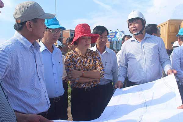 Phó Chủ tịch UBND TP Cần Thơ Đào Anh Dũng (bìa trái) kiểm tra công tác giải phóng mặt bằng và xây dựng đường Trần Hoàng Na đường song hành tới nút giao IC3. 