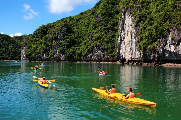 Chèo thuyền Kayak thăm vịnh Lan Hạ