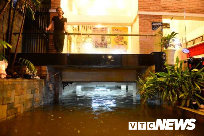Tầng hầm một hộ kinh doanh ở đường Phan Xích Long ngập sâu khiến nhiều phương tiện bên dưới bị nhấn chìm.