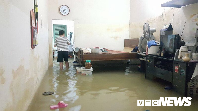 Một nhà dân ở Bình Thạnh bị nước tràn vào nhà, ngập ngang bắp chân.