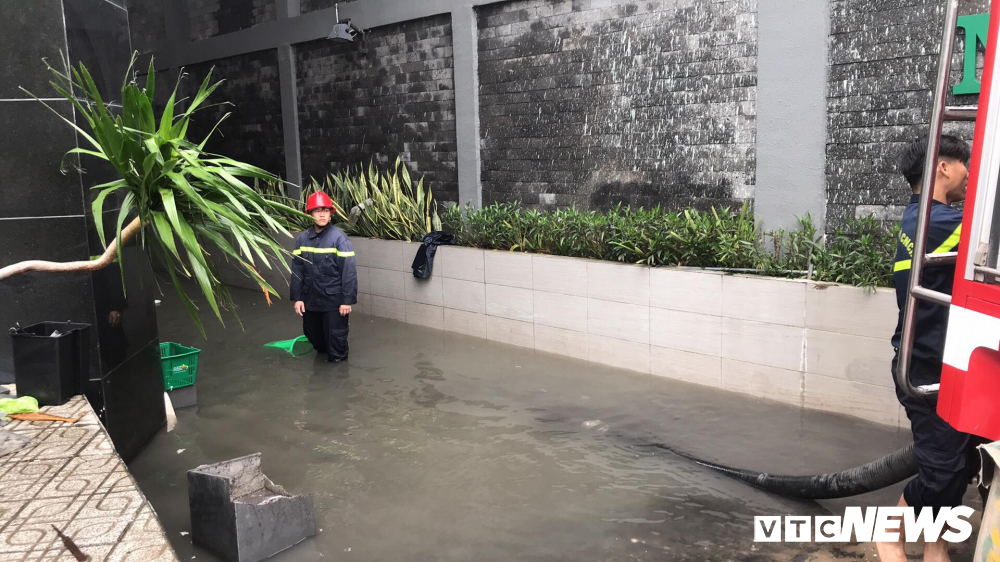 Cảnh sát PCCC phải dùng máy bơm hút nước ở chung cư đường Nguyễn Biểu (quận 5).
