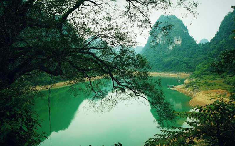 Hồ Thăng Hen với hồ nước xanh như ngọc bích