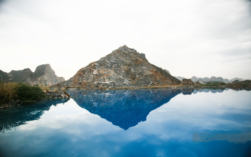 Núi Trại Sơn hấp dẫn giới trẻ bởi màu nước đặc biệt