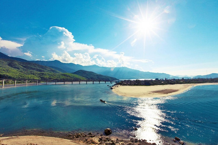 Vịnh Lăng Cô của Huế được bình chọn là một trong những vịnh đẹp nhất thế giới.
