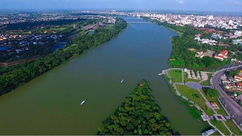 Sông Hương nổi tiếng với cảnh quan đẹp và thơ mộng trải dài từ rừng Trường Sơn đến cửa biển Thuận An.
