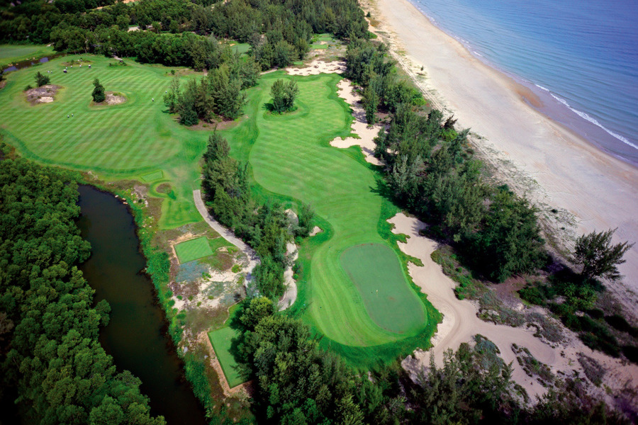 Sân Golf Laguna Lăng Cô Golf Resort nằm sát bờ biển.