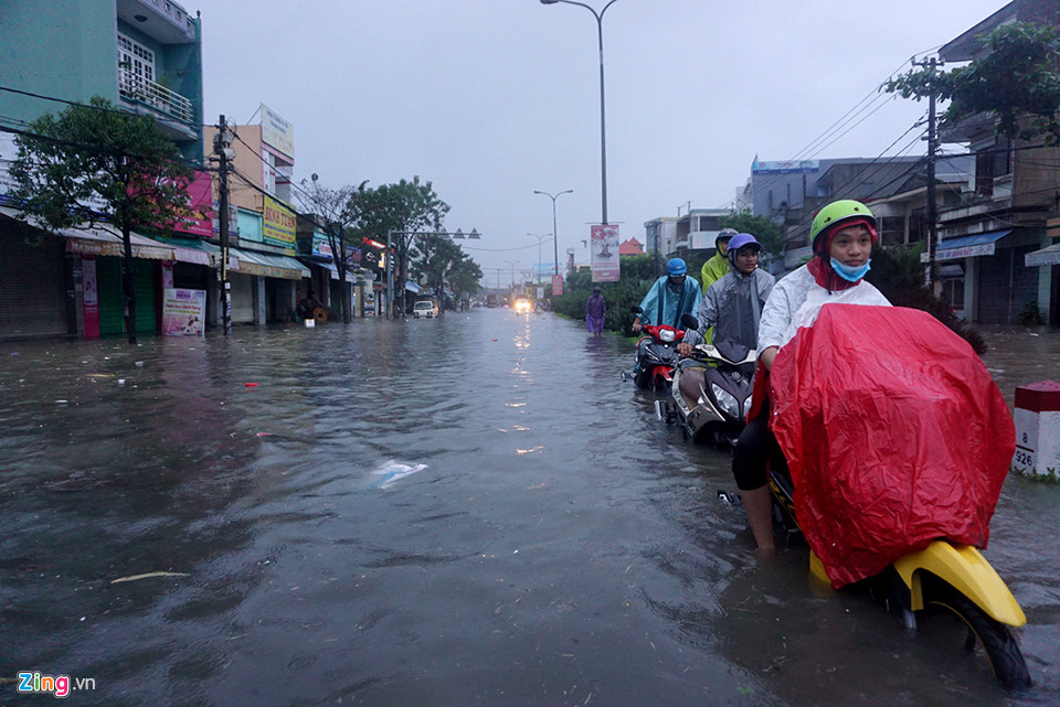 Đường phố Đà Nẵng mênh mông nước. Người dân chật vật trong mưa lớn gây ngập đường ngày cuối tuần.