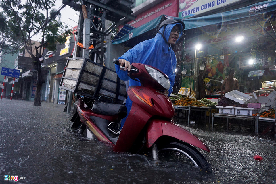 Trao đổi với phóng viên, lãnh đạo Đài Khí tượng Thủy văn khu vực Trung Trung Bộ cho biết tại Đà Nẵng, lượng mưa đo được lúc 4h sáng nay dao động ở mức 40-100 mm. Riêng khu vực trung tâm thành phố có chỗ lượng mưa hơn 200 mm.