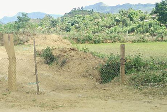 Hàng rào thép B40 được cán bộ thôn Tê Pên dựng chắn ngang đường vào khu sản xuất nông sản để thu phí