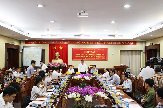 Ông Nguyễn Văn Trình - Chủ tịch UBND tỉnh phát biểu tại buổi họp báo