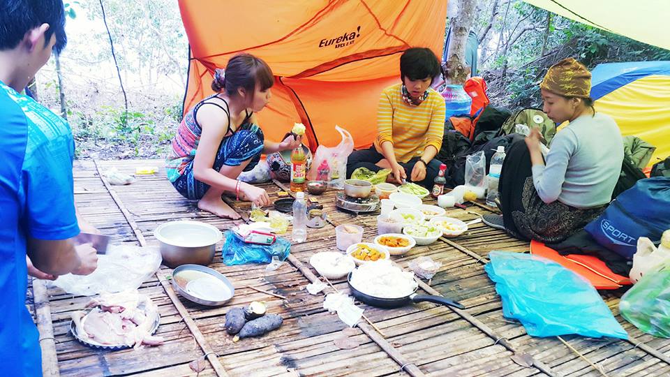 Một thứ không thể thiếu cho chuyến cắm trại là lửa trại ở Hồ Tà Đùng.
