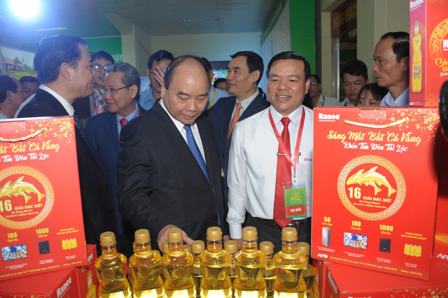Thủ tướng Nguyễn Xuân Phúc tham quan các gian hàng trưng bày tại Hội nghị xúc tiến đầu tư tỉnh An Giang