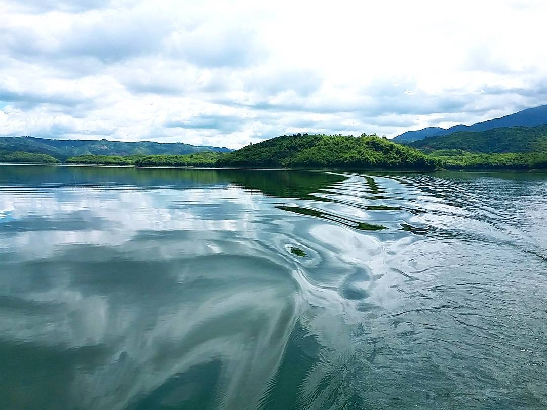 Nó được tạo ra do nước từ thủy điện đổ xuống. Vẻ đẹp của Hồ Tà Đùng được tạo nên từ hàng chục cồn lớn nhỏ trên mặt hồ, nước hồ thì trong xanh, mát lạnh, sạch, khí hậu cũng mát mẻ và trong lành.