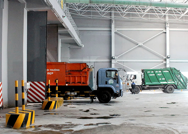 Xe vận chuyển giao rác tại các cửa tiếp nhận rác của Nhà máy đốt rác phát điện Cần Thơ.