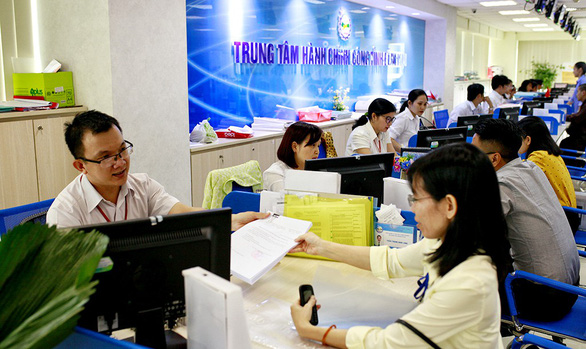 Người dân đến Trung tâm hành chính công tỉnh Đồng Nai làm thủ tục hành chính