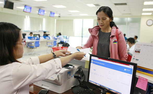 Chị Nguyễn Thị Nhâm - nhân viên bưu điện - cũng được sắp xếp ngồi ngay trong Trung tâm hành chính công tỉnh Đồng Nai để hỗ trợ người dân khi có nhu cầu chuyển phát hồ sơ về tận nhà
