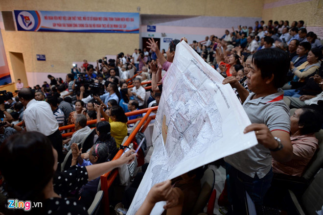 Người dân Thủ Thiêm trưng bản đồ trong một cuộc tiếp xúc cử tri quận 2