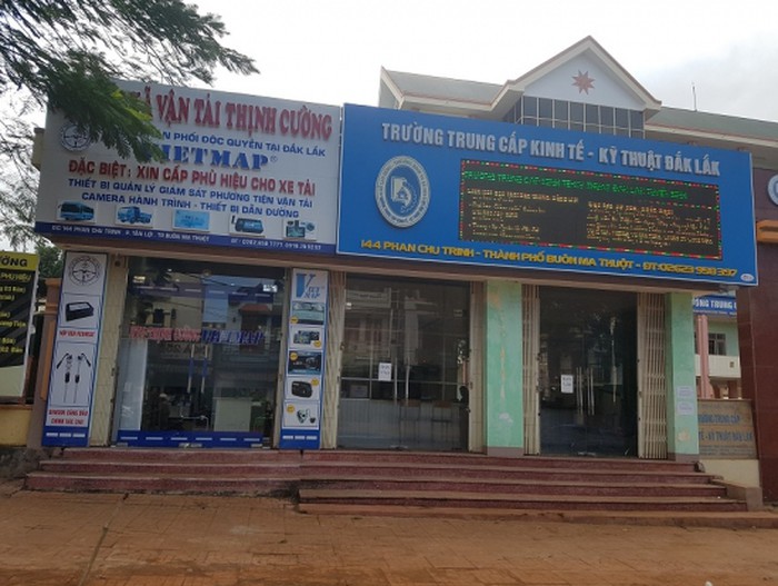 HTX Vận tải Thịnh Cường đặt trụ sở kinh doanh ngay trước cổng Trường Trung cấp Kinh tế – kỹ thuật Đắk Lắk.