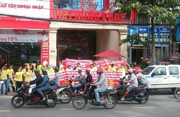 Khách hàng căng băng rôn tại Công ty Việt Hưng Phát
