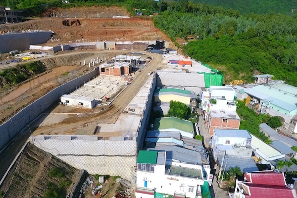 Tường bao dự án Khu biệt thự nghỉ dưỡng Đồi Xanh Nha Trang dựng đứng sát khu dân cư khiến các hộ dân hết sức lo lắng