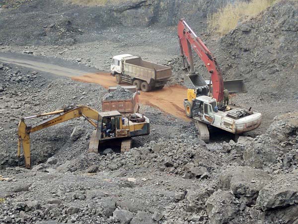 Hiện trường mỏ đá Cty Kim Thịnh hoạt động không tuân thủ pháp luật.