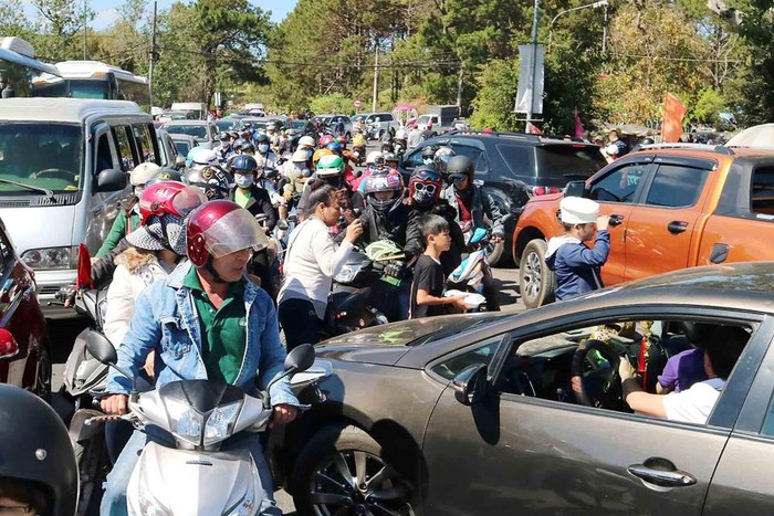 Dòng người và xe liên tục tiến về thành phố Đà Lạt khiến tình trạng kẹt cứng của các loại phương tiện giao thông thêm nghiêm trọng. Nhiều du khách chưa kịp vui đã phải ngán ngẩm trước cảnh chờ đợi không mấy dễ chịu này.