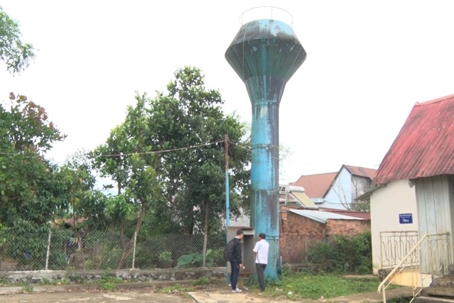 Một công trình cấp nước tập trung tại thị xã Gia Nghĩa, tỉnh Đắk Nông được đầu tư gần bảy trăm triệu đồng bị bỏ hoang hơn 10 năm nay.