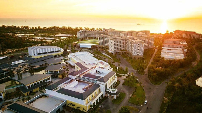 Tổ hợp nghỉ dưỡng và sòng bài Corona Resort & Casino Phú Quốc nằm ngay bên cạnh quần thể nghỉ dưỡng Vinpearl Phú Quốc.