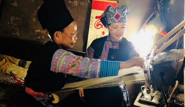 Tham gia làm nghề thủ công cùng với bà con người Mông cũng là một trải nghiệm thú vị.