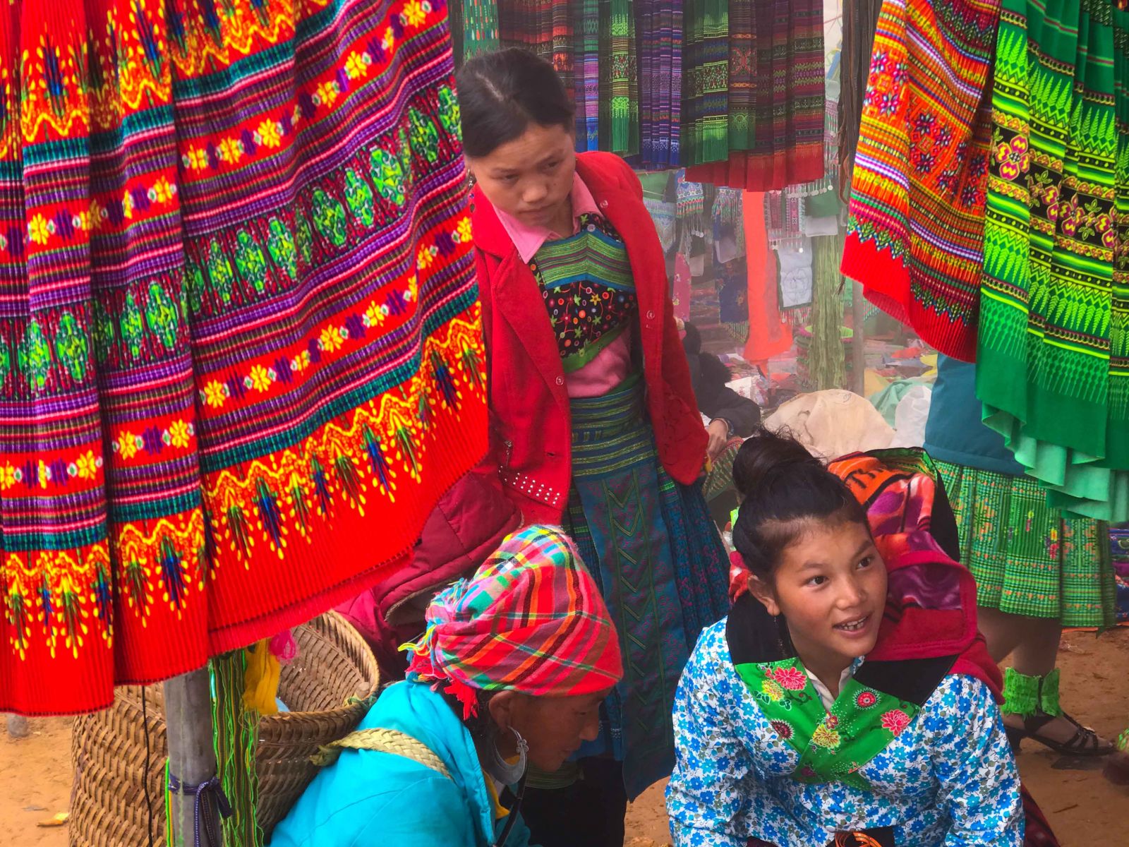 Trong mù sương của phiên chợ ngày áp tết, những cô gái Mông lựa chọn cho mình những bộ váy áo truyền thống…
