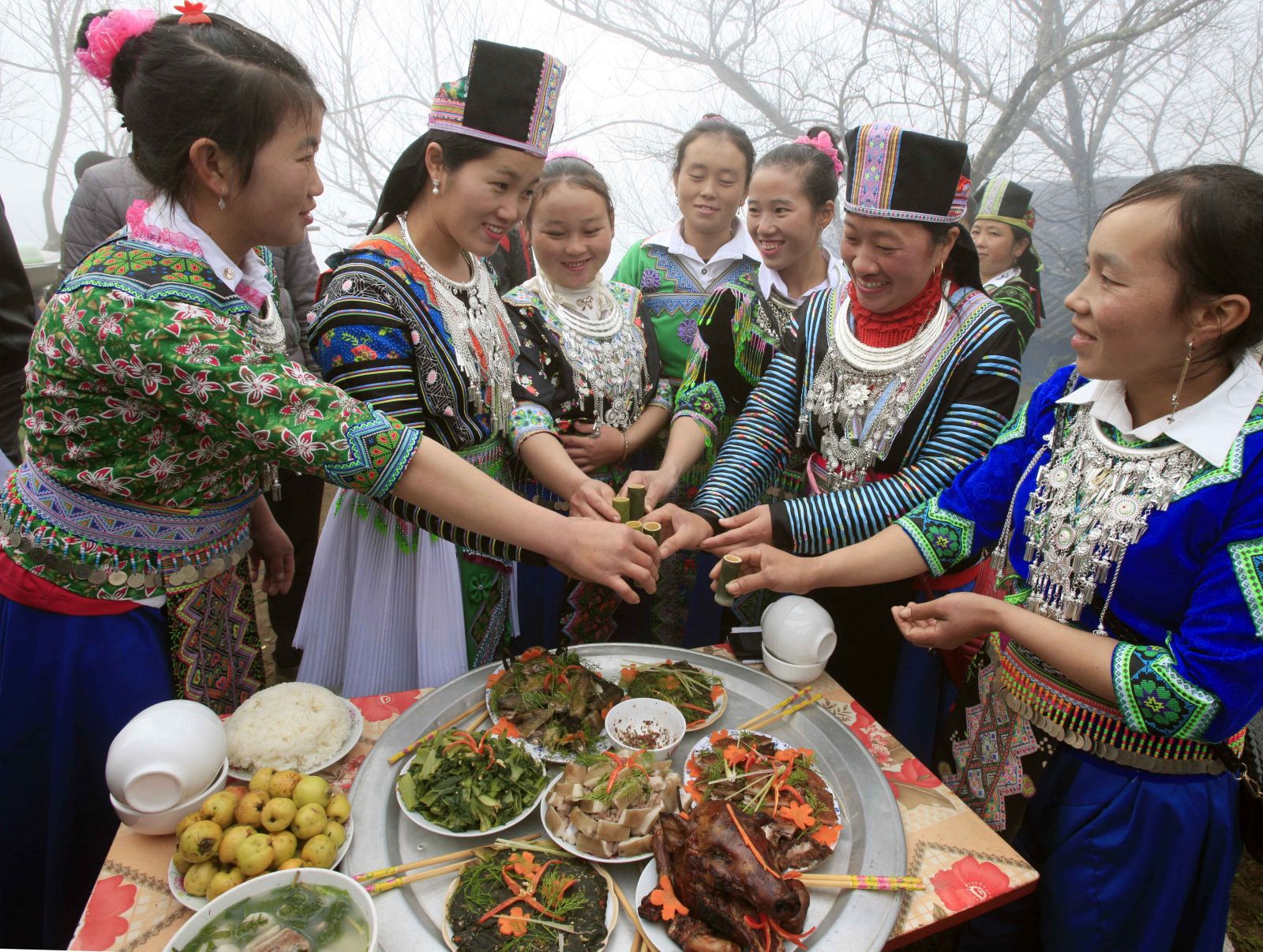 … họ đến nhà nhau chúc Tết, thưởng thức mâm cơm năm mới với rượu Hang Chú, thịt lợn đen - những đặc sản trong vùng.