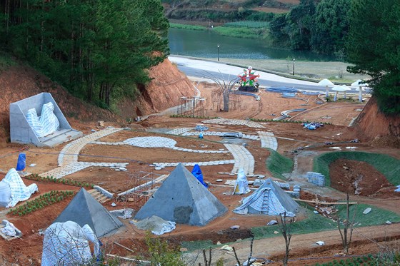 Các công trình trái phép mọc lên tại khu du lịch quốc gia hồ Tuyền Lâm. Ảnh: ĐOÀN KIÊN