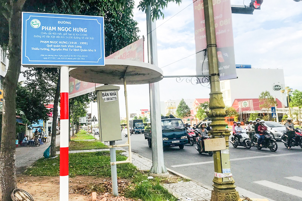 Bảng tóm tắt tiểu sử danh nhân Phạm Ngọc Hưng ở đầu đường Phạm Ngọc Hưng, thuộc quận Bình Thủy.