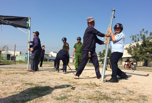 Lực lượng chức năng phường An Phú ra quân tháo dỡ nhiều quán ăn tự phát mọc lên tại các bãi đất trống trong KDC Việt Sing thuộc KP.4 phường An Phú