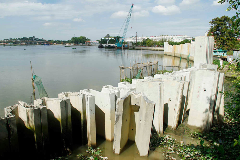 Các cọc bê tông được cắm xuống lòng sông Sài Gòn để thực hiện dự án