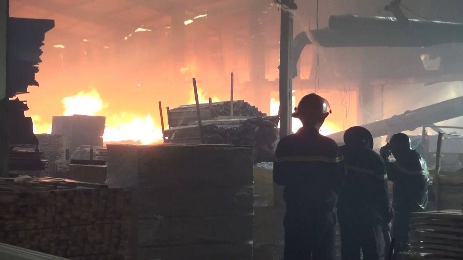 Đám cháy bùng phát dữ dội tại công ty gỗ