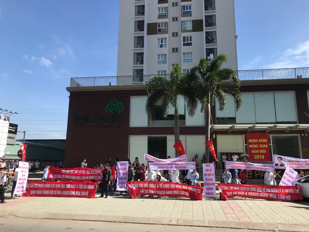 Cư dân tại chung cư The Park Residence (xã Phước Kiển, huyện Nhà Bè, TP.HCM) căng băng rôn phản đối chủ đầu tư