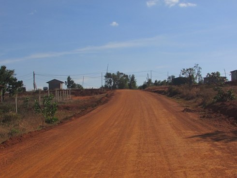 Con đường vào làng TNLN được mở rộng, bằng phẳng