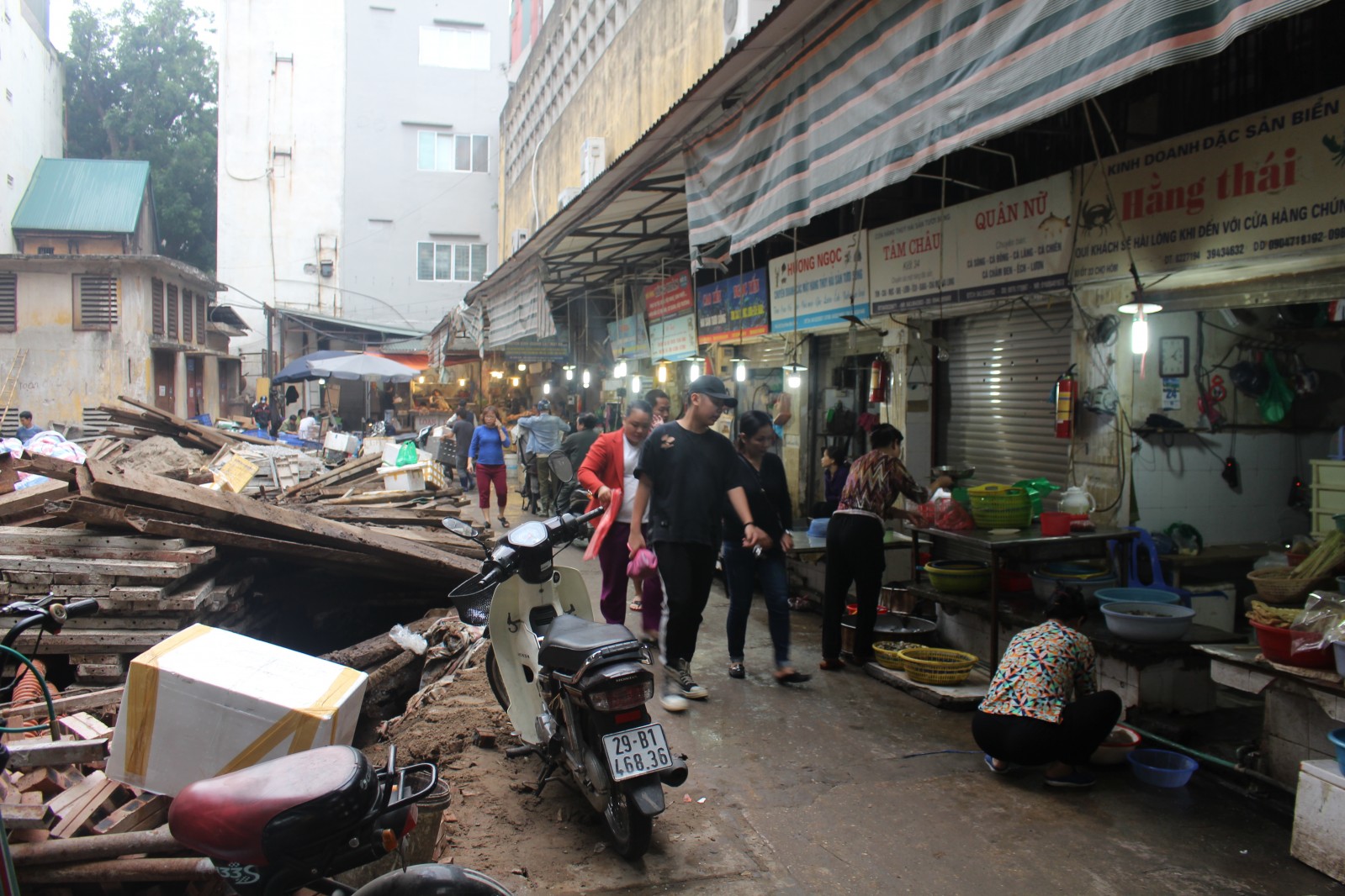 Ảnh 1 : Chợ truyền thống luôn là điểm đến mua bán và giao lưu văn hóa tại nhiều địa phương bởi không gian, phong cách hợp gu người Việt