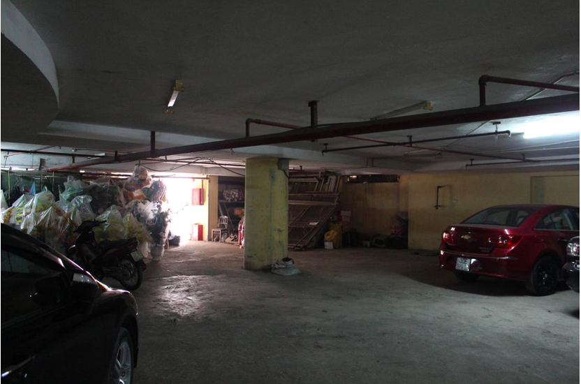 Tầng hầm - nơi trước từng sôi động với đông chủ hàng, giờ đây lạng lẽ với vai trò của nơi đỗ xe ô tô